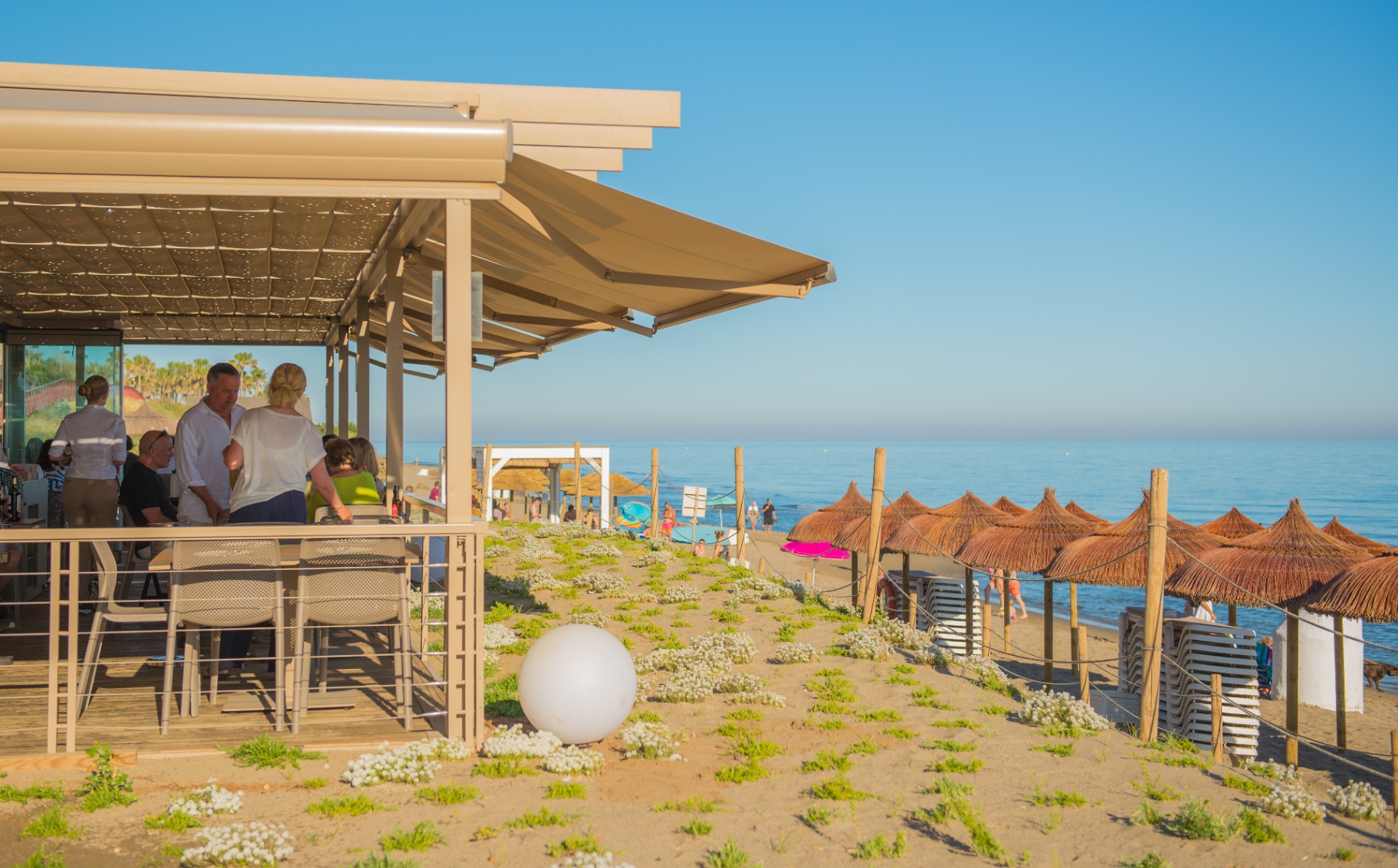 Terraza de El Laurel frente al Mediterráneo en Elviria