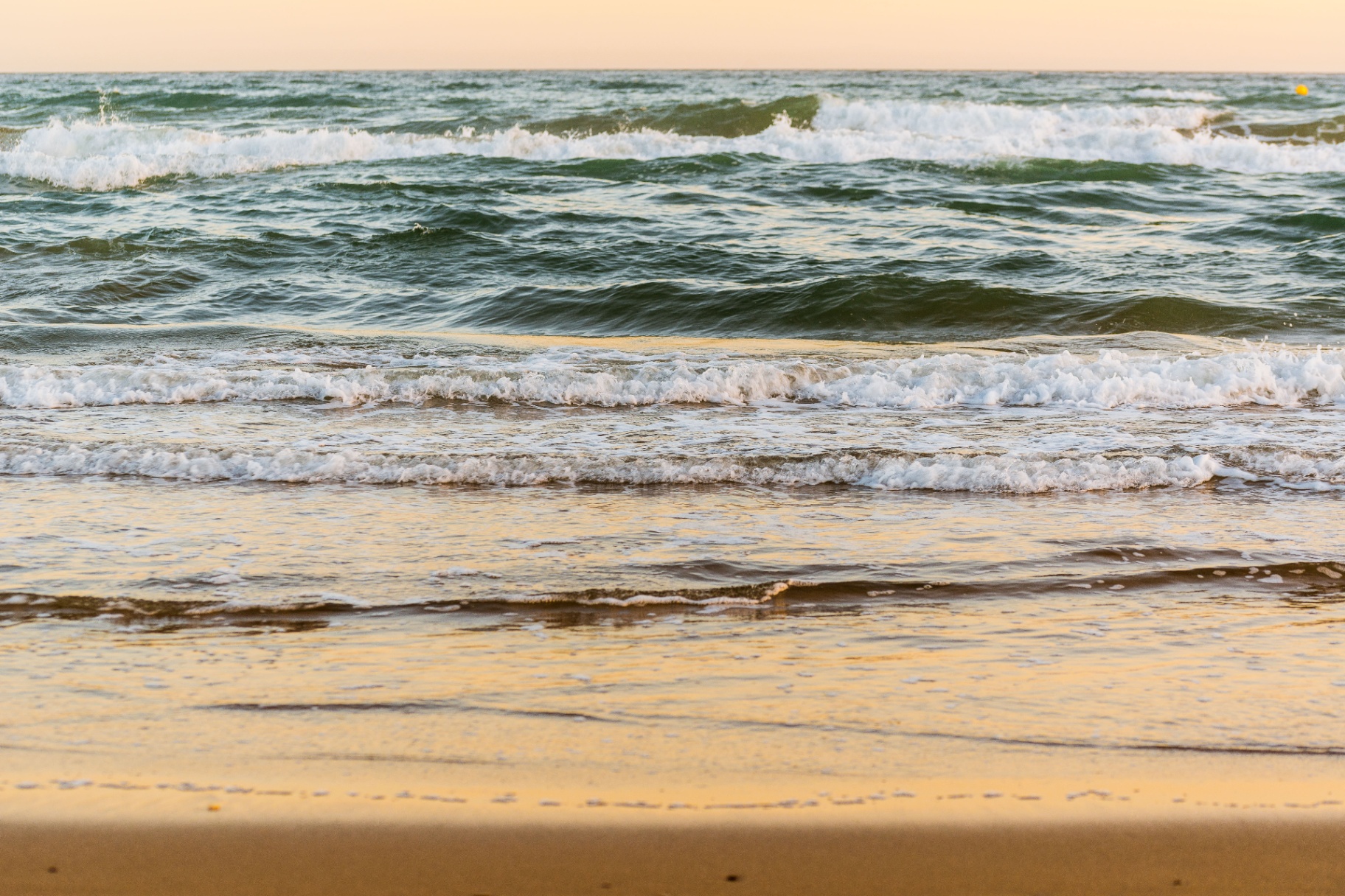 Mar Mediterráneo en la playa de Elviria, Marbella